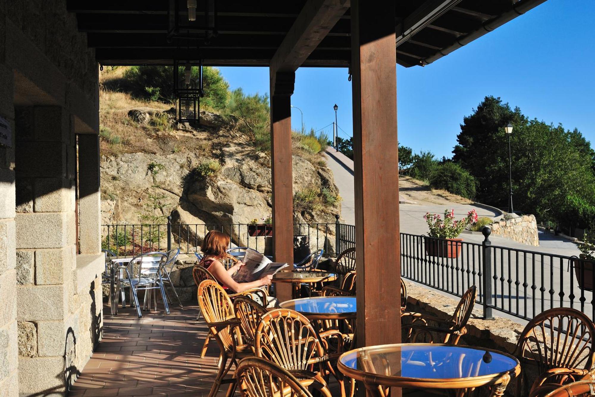 Hotel Rural Y Restaurante, Rinconcito De Gredos Cuevas Del Valle Bagian luar foto