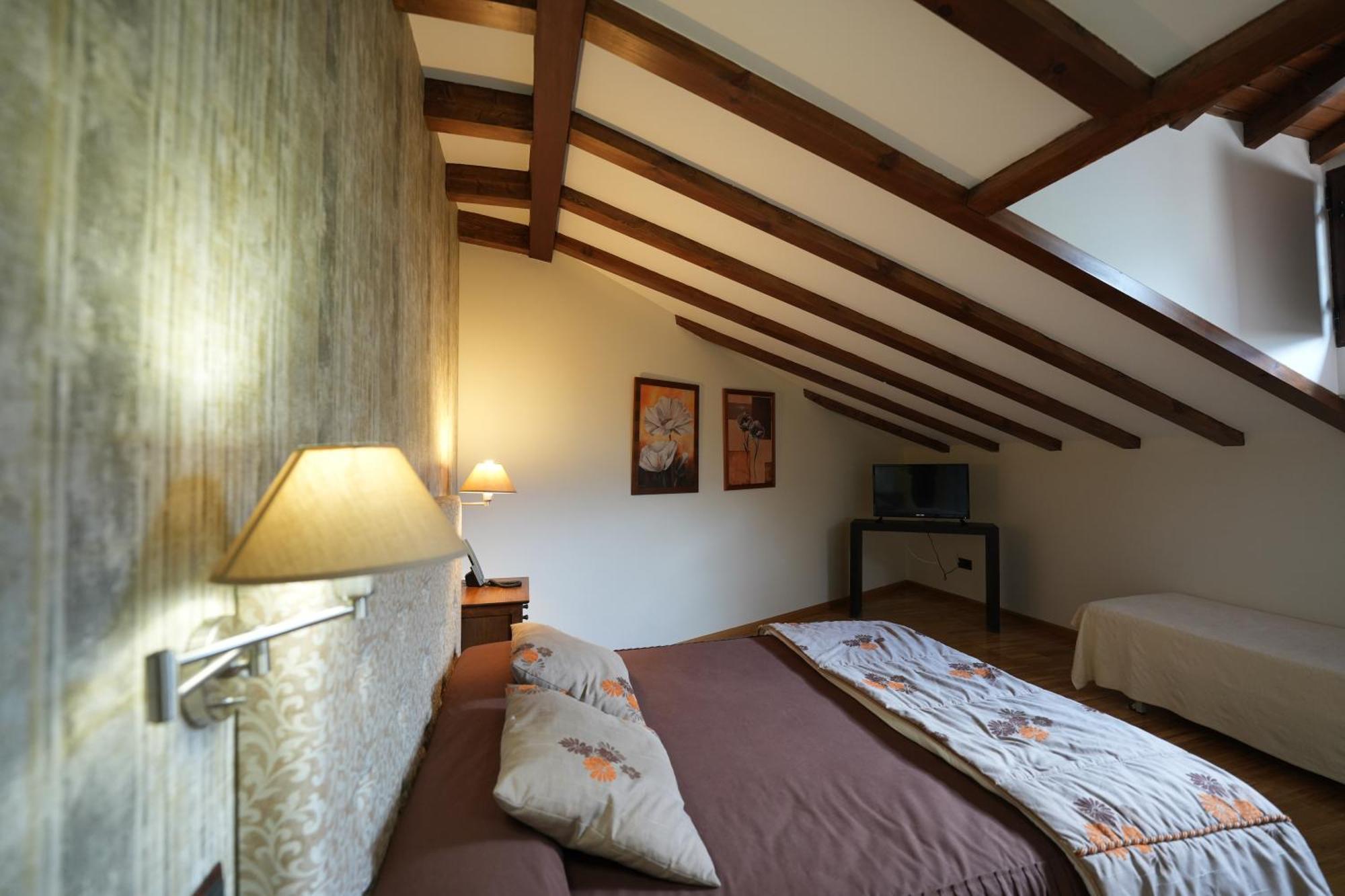 Hotel Rural Y Restaurante, Rinconcito De Gredos Cuevas Del Valle Bagian luar foto