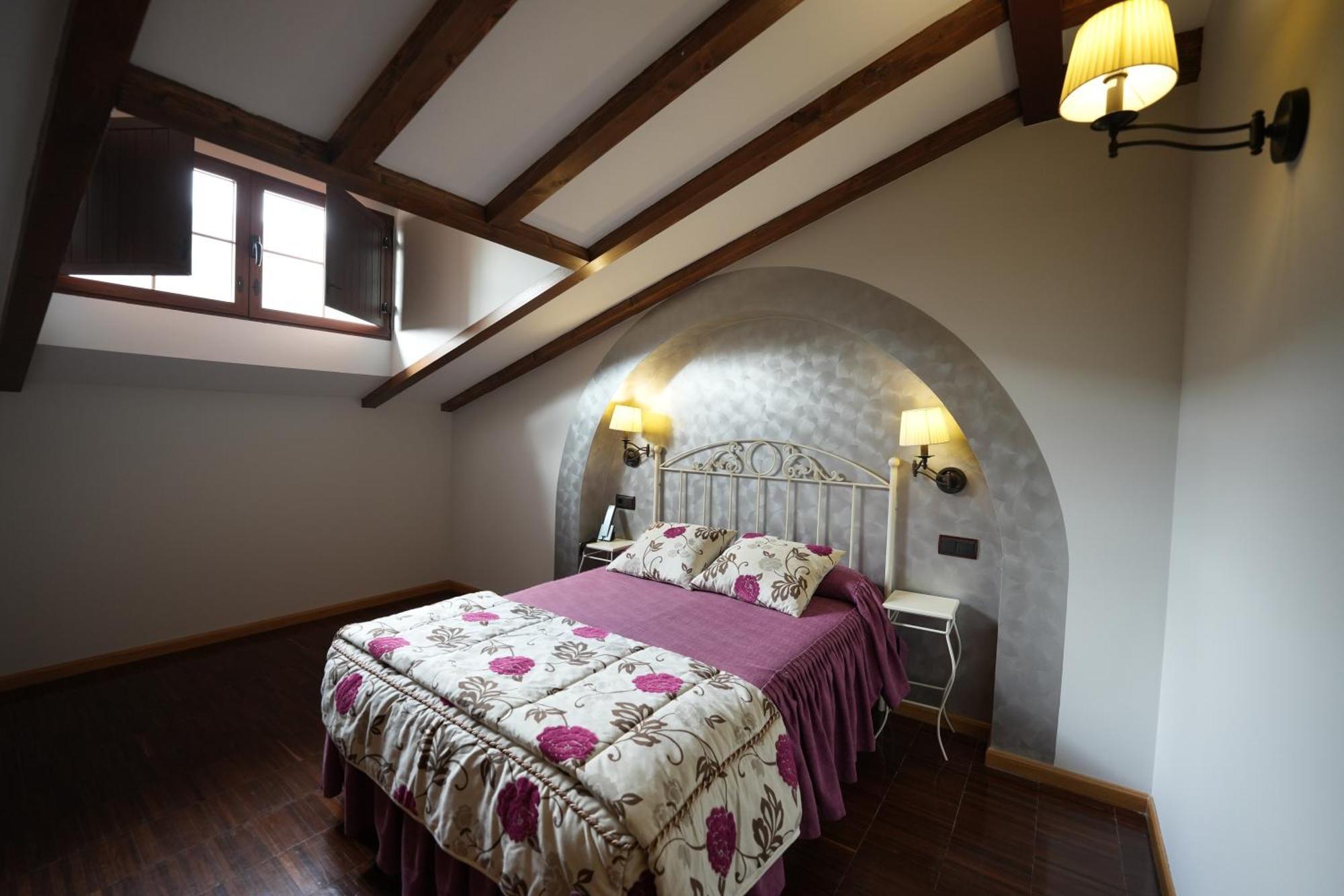Hotel Rural Y Restaurante, Rinconcito De Gredos Cuevas Del Valle Bagian luar foto