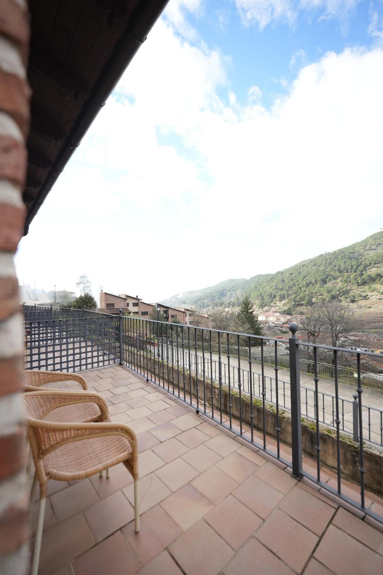 Hotel Rural Y Restaurante, Rinconcito De Gredos Cuevas Del Valle Bagian luar foto