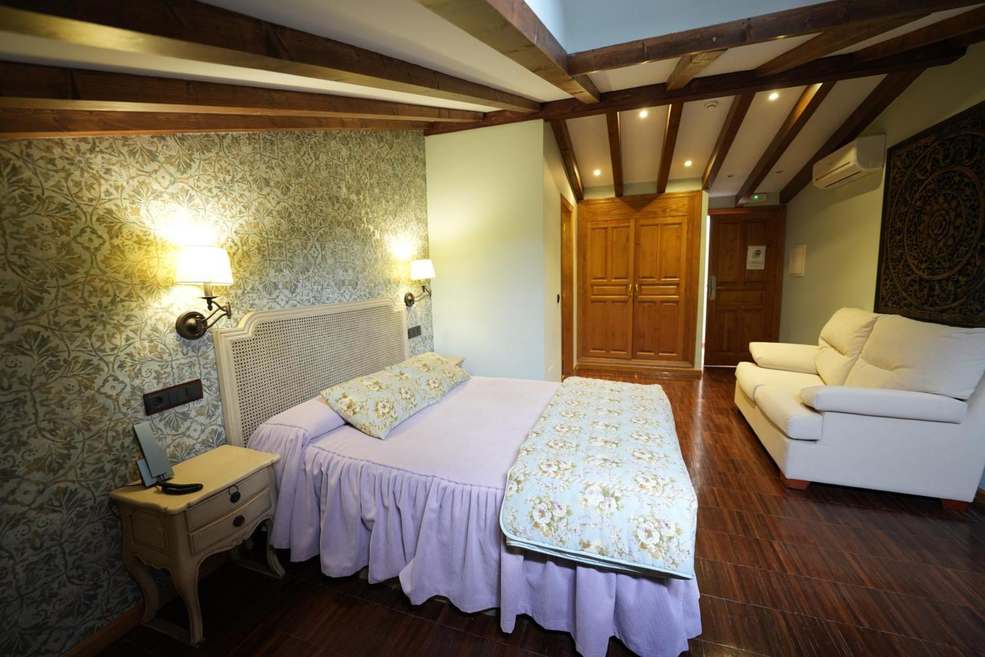 Hotel Rural Y Restaurante, Rinconcito De Gredos Cuevas Del Valle Bagian luar foto