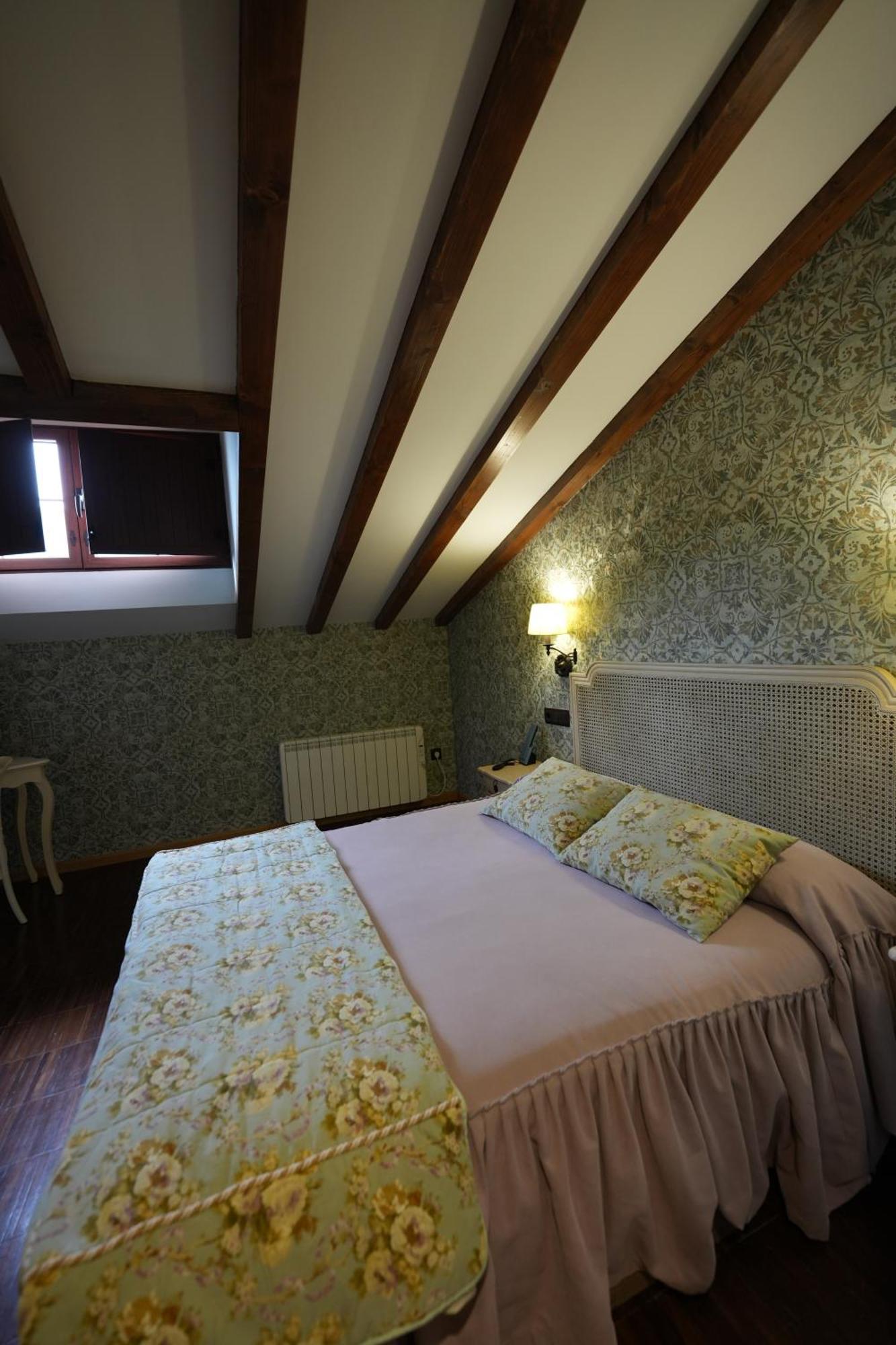 Hotel Rural Y Restaurante, Rinconcito De Gredos Cuevas Del Valle Bagian luar foto