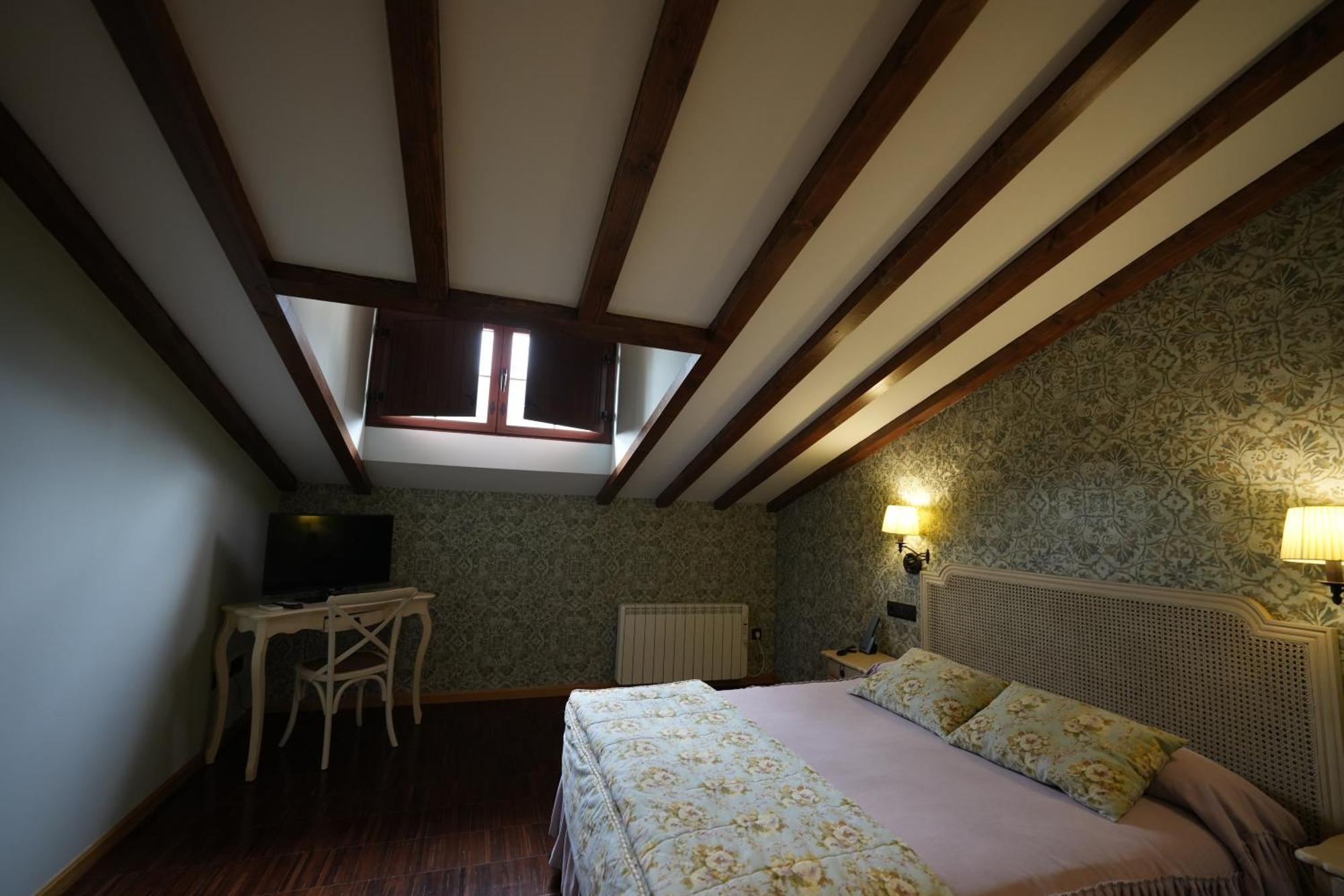 Hotel Rural Y Restaurante, Rinconcito De Gredos Cuevas Del Valle Bagian luar foto