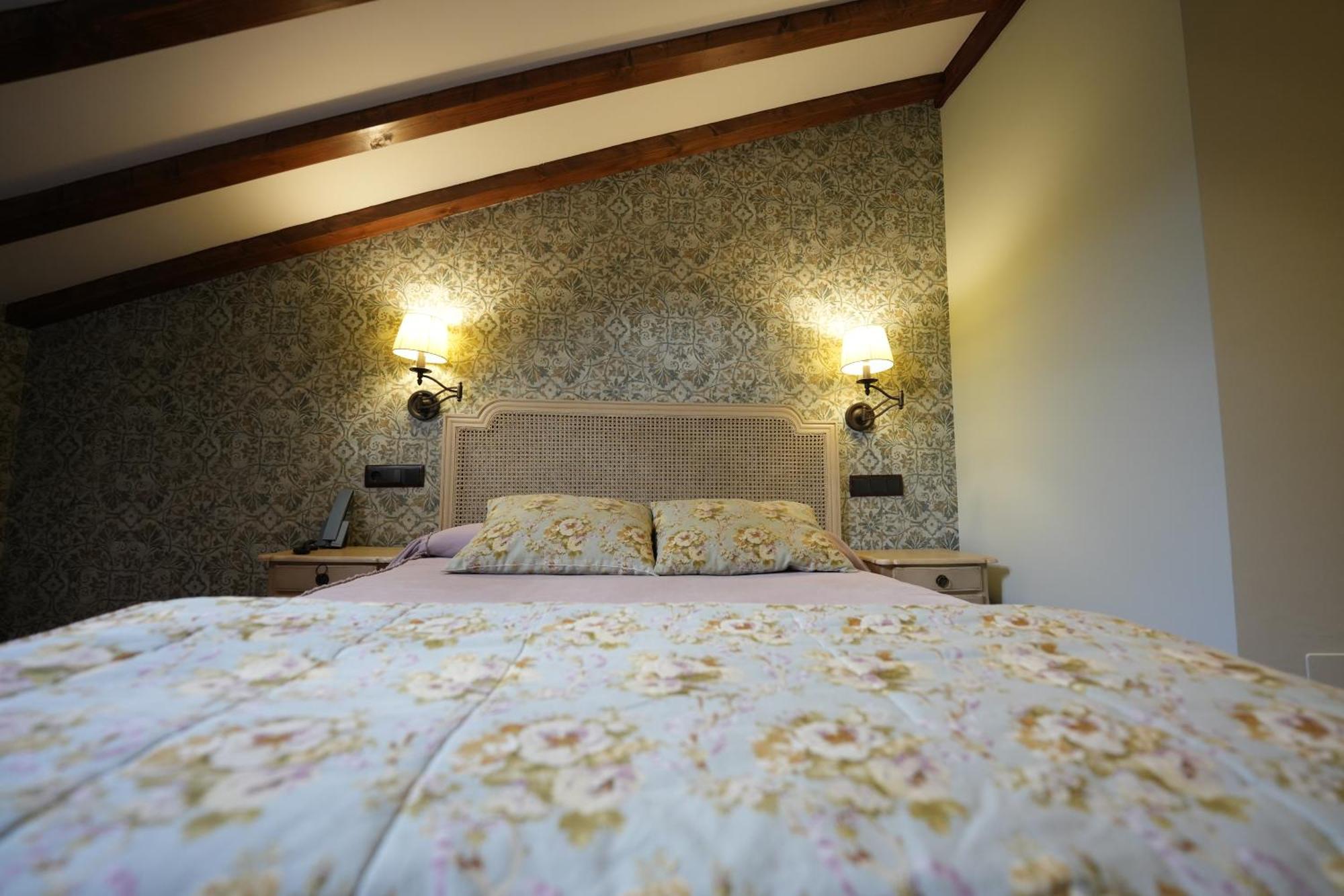 Hotel Rural Y Restaurante, Rinconcito De Gredos Cuevas Del Valle Bagian luar foto