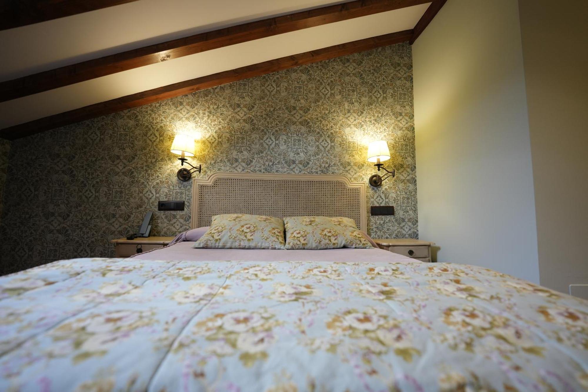 Hotel Rural Y Restaurante, Rinconcito De Gredos Cuevas Del Valle Bagian luar foto