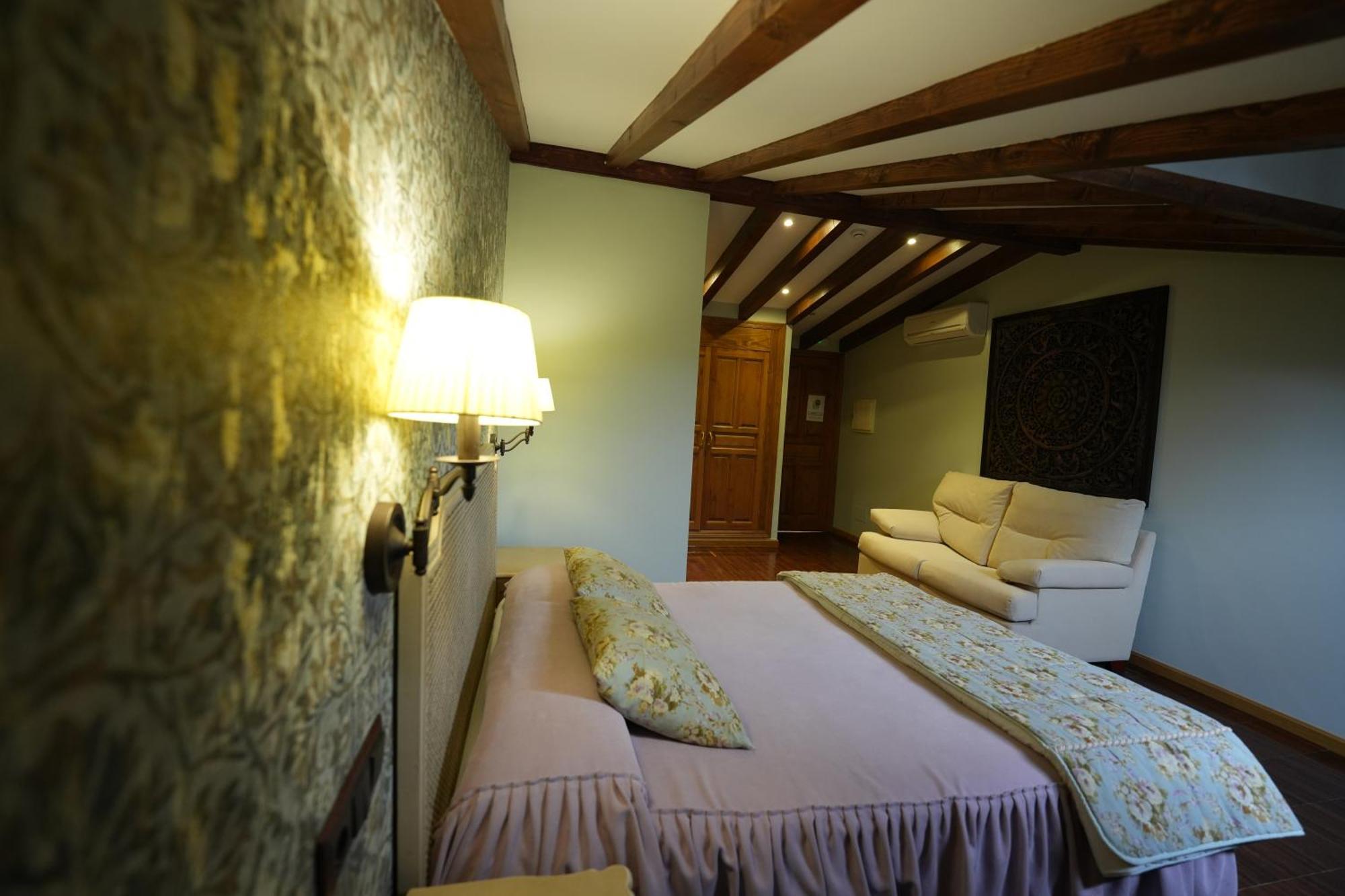 Hotel Rural Y Restaurante, Rinconcito De Gredos Cuevas Del Valle Bagian luar foto